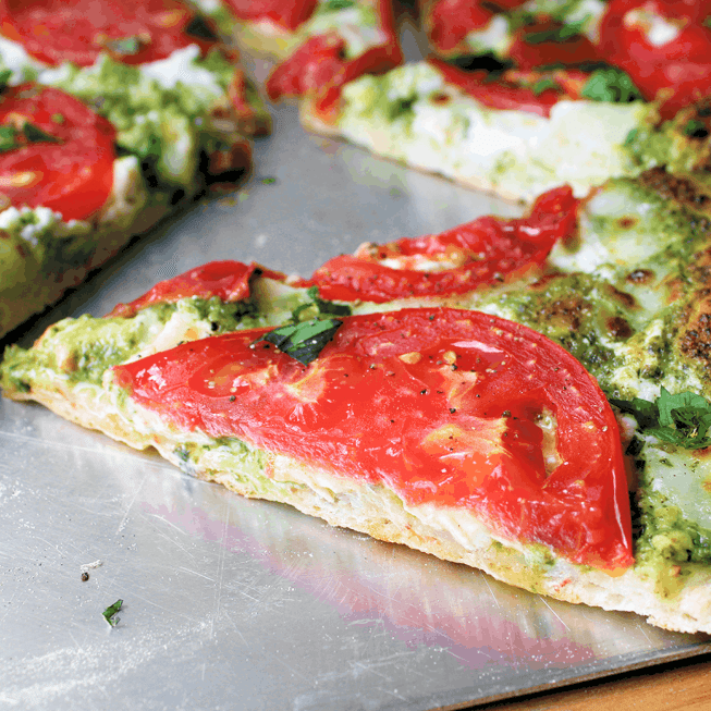 summer pizza recipe: fresh tomato and pesto pizza
